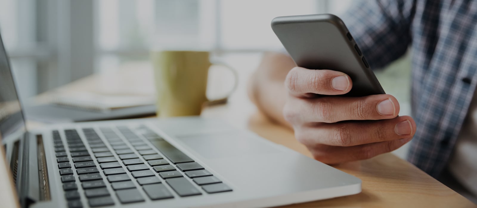 Mujer hablando por teléfono con Pro Guard Security